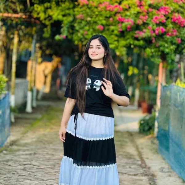 স্কার্ট আর গেঞ্জি কম্বো